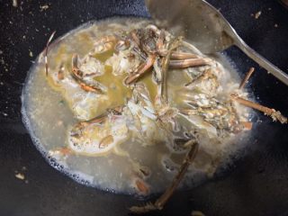 大龙虾青菜粥,加入适量水煮龙虾成龙虾汤。