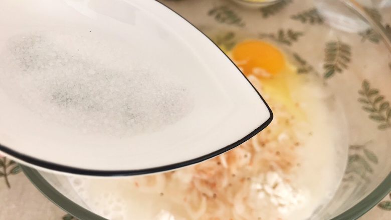 海陆双拼：虾皮胡萝卜鸡蛋饼,倒入食盐