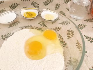 海陆双拼：虾皮胡萝卜鸡蛋饼,碗里倒入面粉 打入两个鸡蛋