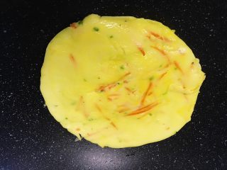 海陆双拼：虾皮胡萝卜鸡蛋饼,待表面上也稍稍凝固