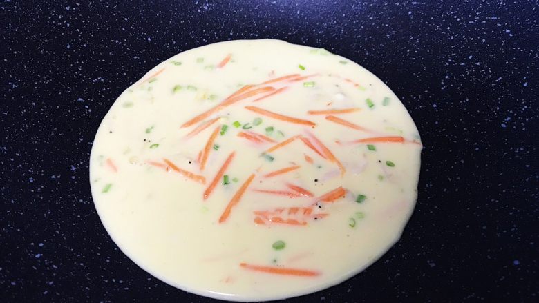 海陆双拼：虾皮胡萝卜鸡蛋饼,平底锅烧热刷一层薄薄的色拉油 舀一勺面糊 小火煎至