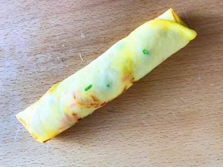 海陆双拼：虾皮胡萝卜鸡蛋饼,卷成小卷