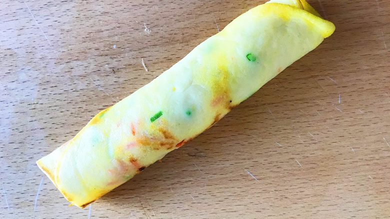 海陆双拼：虾皮胡萝卜鸡蛋饼,卷成小卷