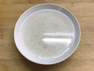腊肠绣花锦菜饭,先把糯米和大米混匀，淘洗干净后，用温水浸泡一下。