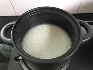 腊肠绣花锦菜饭,砂锅底部用少许油抹一下后放入浸泡好的米后加入没过米1个指甲的水。
