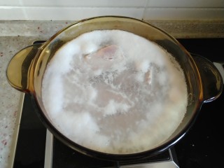 自制海苔肉松,冷水下锅焯水5分钟左右 撇去表面浮沫 记得丢两片姜片进去哦 去腥。