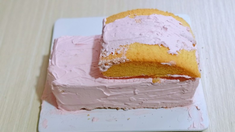 超ins卡通蛋糕 让小朋友幸福感爆棚,再把两个半圆蛋糕胚放上面，如图。