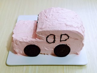 超ins卡通蛋糕 让小朋友幸福感爆棚,隔水融化的巧克力装裱花袋，剪个特别小的口，再蛋糕上面画出车窗的轮廓，奥利奥饼干装饰车轮。