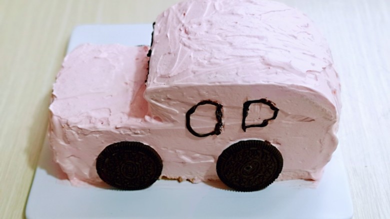 超ins卡通蛋糕 让小朋友幸福感爆棚,隔水融化的巧克力装裱花袋，剪个特别小的口，再蛋糕上面画出车窗的轮廓，奥利奥饼干装饰车轮。