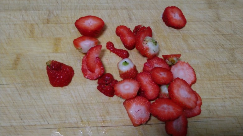 草莓、香蕉饼,<a style='color:red;display:inline-block;' href='/shicai/ 592'>草莓</a>切片。