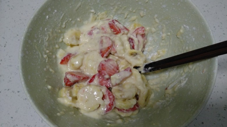 草莓、香蕉饼,加入纯奶，用筷子搅拌均匀。