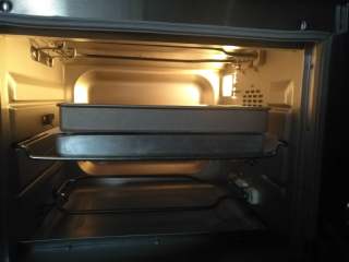 喜饼,放入预热好的烤箱中层上下火170度烘烤15分钟