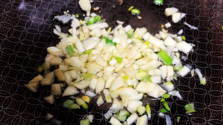 豆豉鲮鱼油麦菜,热锅凉油爆香蒜末