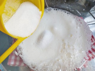 摩卡大理石纹戚风,蛋白打发至粗泡加入三分之一细砂糖B