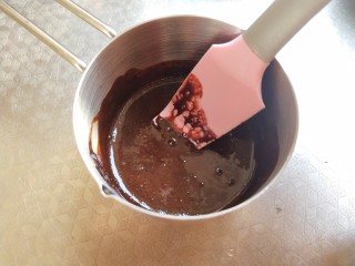 摩卡大理石纹戚风,先将可可粉和咖啡粉混合，加热开水将它溶解备用