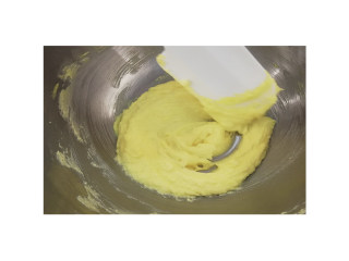 菠萝菠萝包,（酥皮）加蛋黄液分2次加入，搅拌的时候记得是同一个方向。
