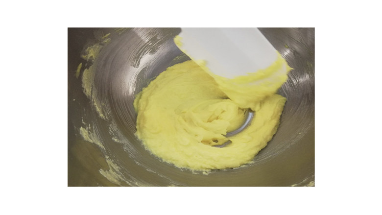 菠萝菠萝包,（酥皮）加蛋黄液分2次加入，搅拌的时候记得是同一个方向。