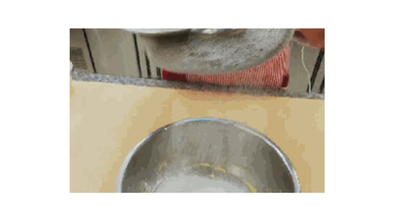 菠萝菠萝包,（酥皮）加入盐搅拌，就可以筛入低筋面粉。