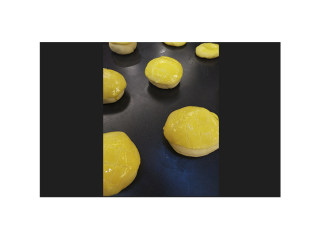 菠萝菠萝包,在酥皮上面刷上一层薄薄的蛋黄液，然后用牙签在酥皮上画上一些菱形。