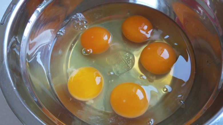 新文美食  水蒸蛋,打入无锈钢盆中。