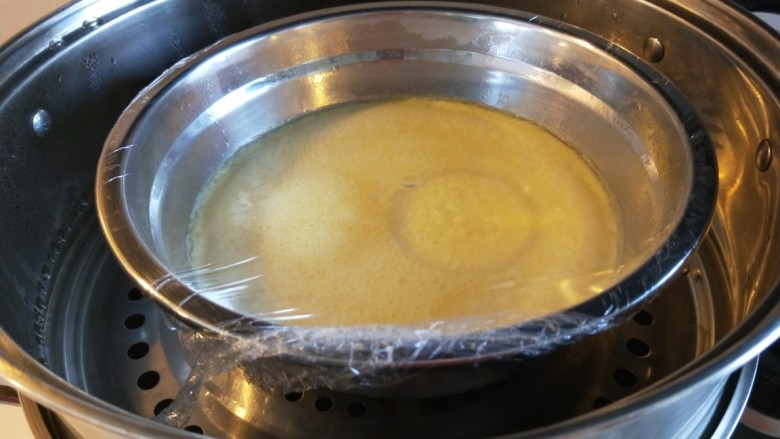 新文美食  水蒸蛋,打开保鲜膜。