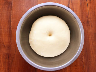 香葱肉松面包卷,面团发酵至两倍大小，用食指蘸水，在中间扎一个洞，洞不回缩，说明面团已经发好了。
