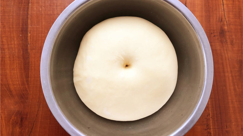 香葱肉松面包卷,面团发酵至两倍大小，用食指蘸水，在中间扎一个洞，洞不回缩，说明面团已经发好了。
