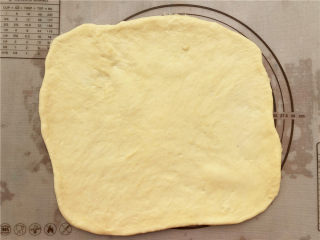香葱肉松面包卷,擀成半厘米厚的方形。

