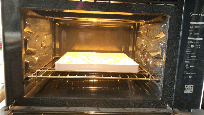 香葱肉松面包卷,烤盘放入预热好的烤箱里，中下层。
