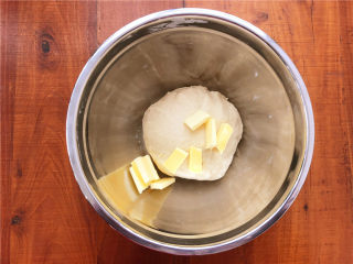 香葱肉松面包卷,揉至面团有一定的延展性，放入黄油。（揉面可以选择厨师机或者面包机，两者都没有就挑战用手揉吧）
