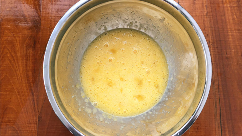 柠檬玛德琳甜甜圈,将鸡蛋和白砂糖搅拌至白糖融化。
