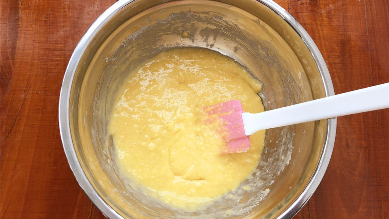 柠檬玛德琳甜甜圈,用刮刀翻拌至无干粉颗粒。
