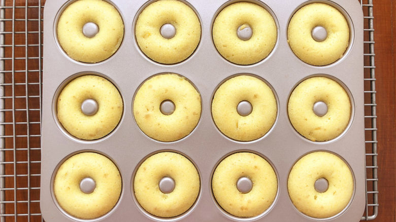 柠檬玛德琳甜甜圈,取出烤好的甜甜圈。
