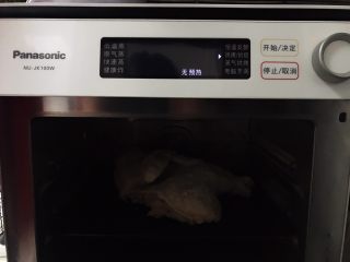 藤椒风味手撕鸡の饺子皮卷饼,解冻好之后的鸡放入烤箱