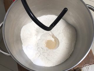 奶油吐司,高筋粉放入厨师机，盐和糖对角放，发酵粉放中间。