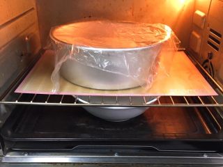 奶油吐司,烤箱发酵档，底部放一碗热水，发酵60分钟，中间更换一次热水。