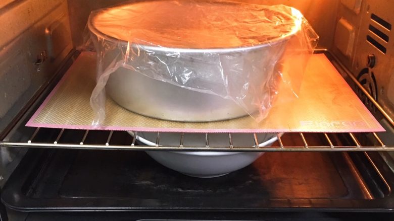 奶油吐司,烤箱发酵档，底部放一碗热水，发酵60分钟，中间更换一次热水。