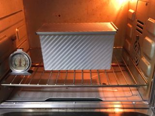 奶油吐司,烤箱预热至190度，烤制40分钟。