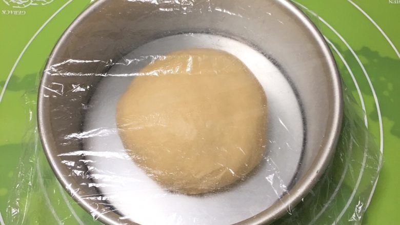 奶油吐司,滚圆放入模具，盖上保鲜膜。