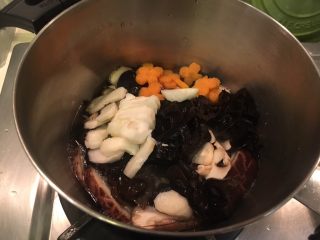 罗汉斋,蘑菇、鲜香菇、蟹味菇、木耳、红萝卜、荸荠，下锅川烫到熟！