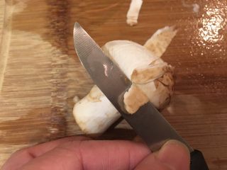 罗汉斋,蘑菇以小刀揭去外皮