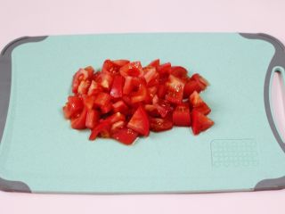 养胃益气的番茄酸汤肥牛卷,番茄洗干净后去根，再用刀切小块。