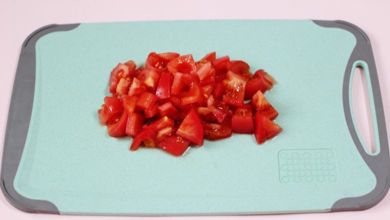 养胃益气的番茄酸汤肥牛卷,<a style='color:red;display:inline-block;' href='/shicai/ 59'>番茄</a>洗干净后去根，再用刀切小块。