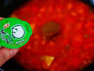 养胃益气的番茄酸汤肥牛卷,加入鲜浓美味的“家乐”牛肉浓汤宝。