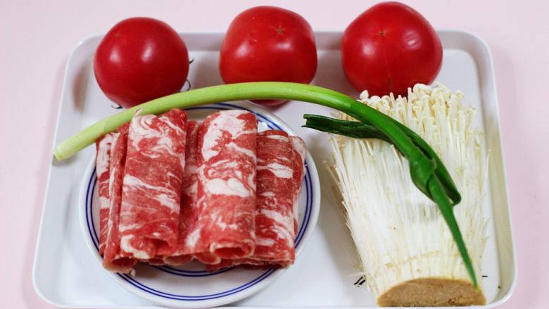 养胃益气的番茄酸汤肥牛卷,准备好食材，食材可以根据个人胃口增减。