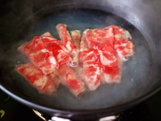 养胃益气的番茄酸汤肥牛卷,同样的方法，锅中加入适量的清水烧开，放入肥牛卷，烫变色后立即捞出。