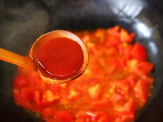 养胃益气的番茄酸汤肥牛卷,番茄翻炒至变色的时候，加入番茄酱。
