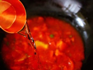 养胃益气的番茄酸汤肥牛卷,这个时候加入少许清水。