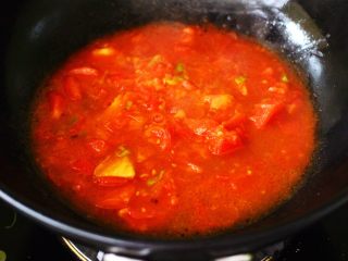 养胃益气的番茄酸汤肥牛卷,大火煮沸后，继续煮1分钟左右。