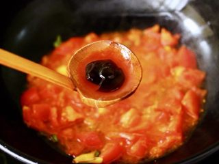 养胃益气的番茄酸汤肥牛卷,再加入蚝油。